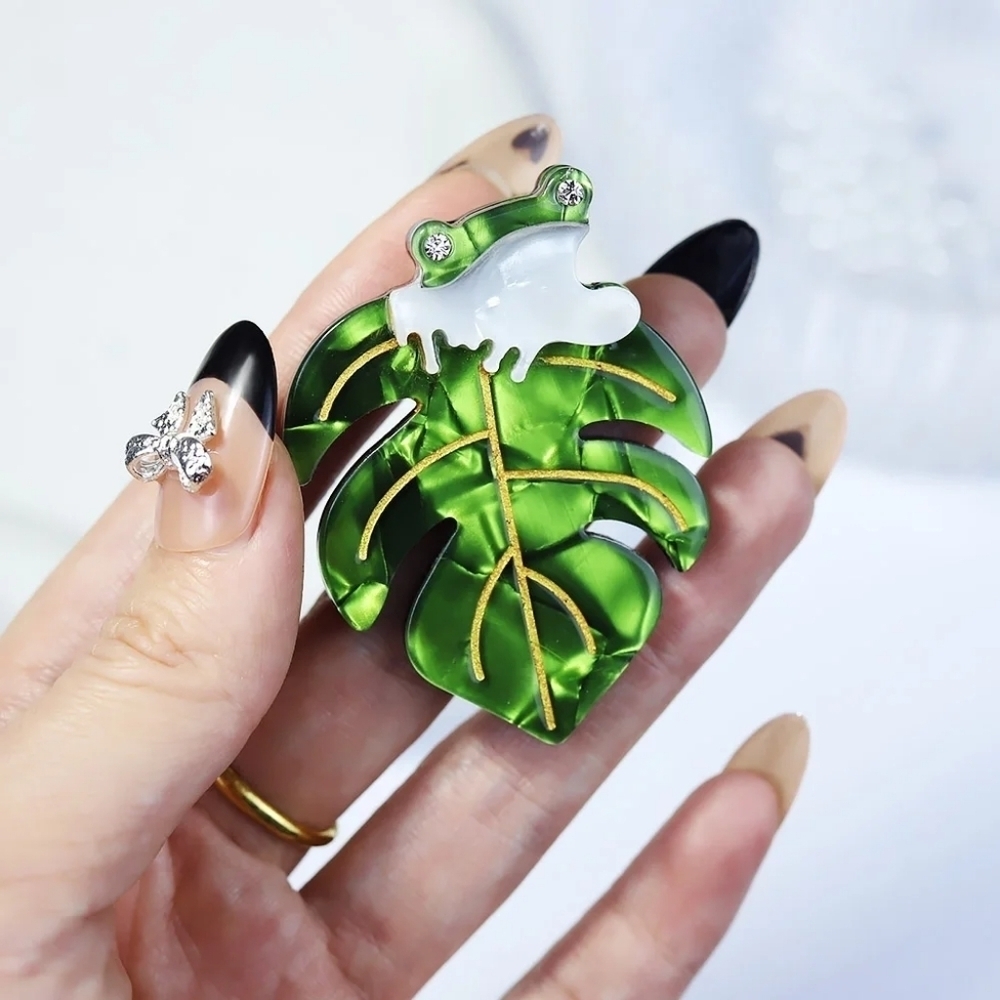 VQ Frog Brooch - Picture 4 of 6